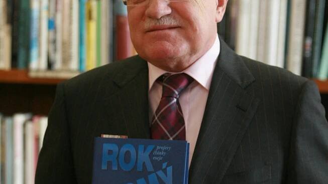 Prezident Klaus: Operovali mu šedý zákal!
