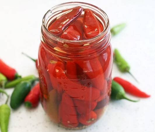 Nakládané feferonky s medem na zimu: pálivé, chilli, pálivé, smažené, v medové náplni