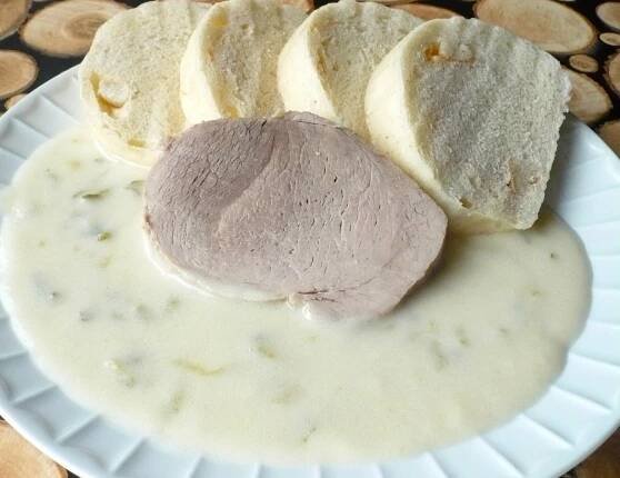 Okurková omáčka s vařeným vepřovým masem