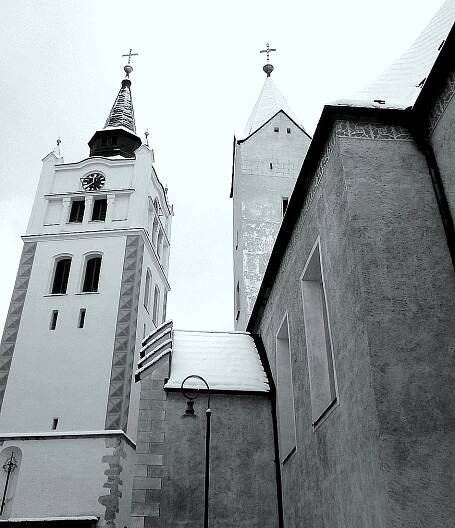 TO JE NAŠE MĚSTO: Vimperk – věž městské zvonice a věž kostela Navštívení Panny Marie na náměstí SvobodyZa krásnější Vimperk