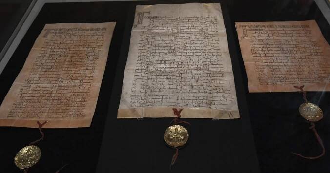 Nejznámější listiny české historie. Na Hradě si lidé mohou prohlédnout Zlatou bulu sicilskou a bulu Karla IV.