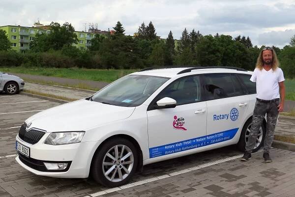 Handicapovaný umělec z Třebíče má upravené auto. Přispěly mu stovky dárců