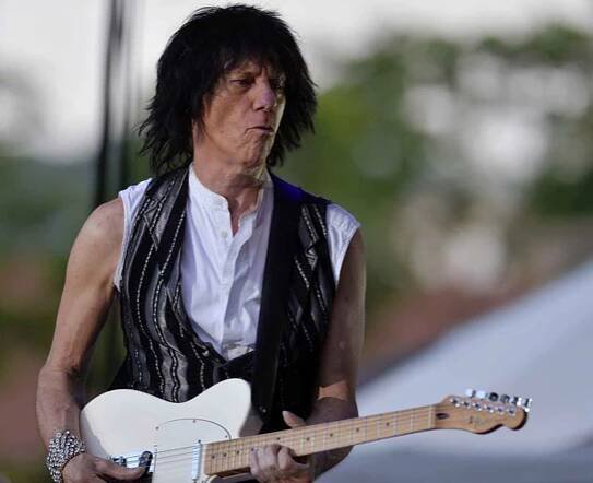 Popis fotky: Jeff Beck  - Britský kytarista Jeff Beck vystoupil 4. června v Praze na terasách Jízdárny Pražského hradu.    Praha - V pražské hale O2 universum dnes vystoupí britský bluesový a rockový kytarista Jeff Beck. Jako host vystoupí americký herec 