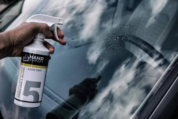 PÁTÝ KROK – VYČISTĚNÍ OKEN A ZRCÁTEK - Handwash.cz
