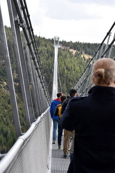 Visutý most zatím Dolní Moravu nezatěžuje. Přešlo po něm už 45 tisíc lidí