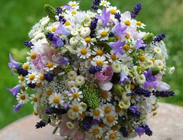 Svatební kytice luční do fialova