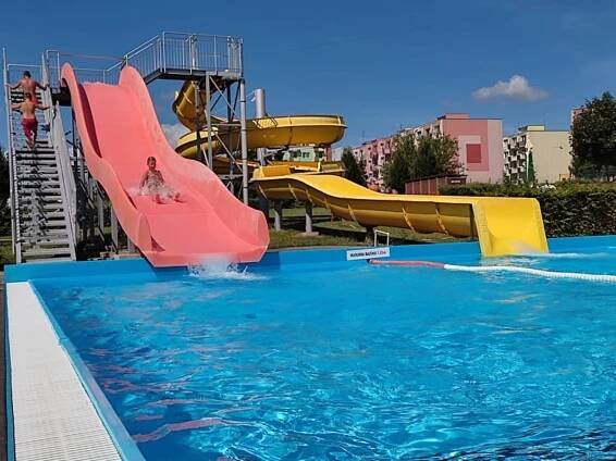 Sezona začala. Koupaliště v Krumlově otevřelo. Lidé si připlatí o padesát korun