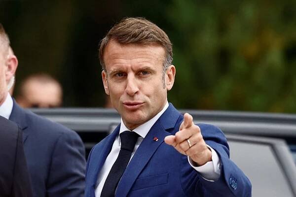 Kde je Macron? Prezident po výprasku v prvním kole voleb zmizel. I z plakátů...