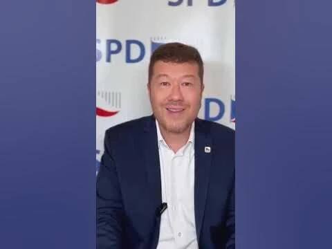 Vydělala by ČR na vystoupení z EU, provládní Seznam zprávy zmanipuloval odpověď.