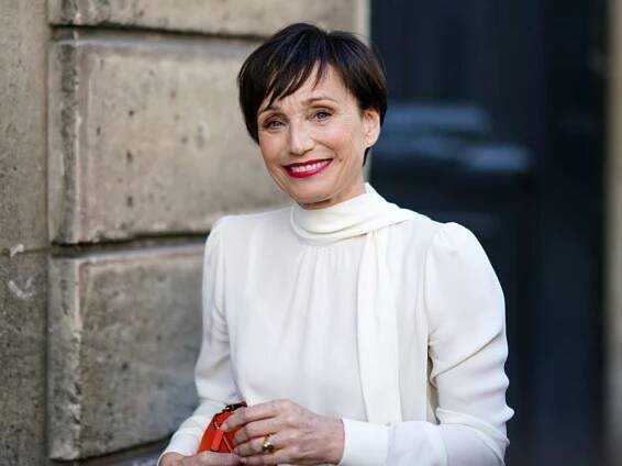 Kristin Scott Thomas shows off grey hair at The Fashion Awards 2021