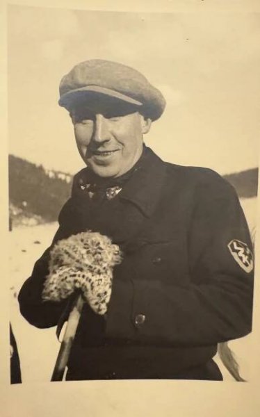 Černobílá fotografie Josefa Scheinera v lyžařském oblečení
