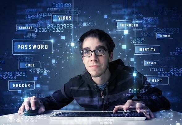 Programování hackerů v technologickém prostředí s kybernetickými ikonami — Stock obrázek