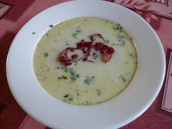 Celerová polévka se slaninou