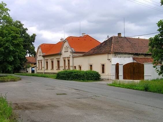 Soubor:Chrášťany, farm.jpg – Wikipedie