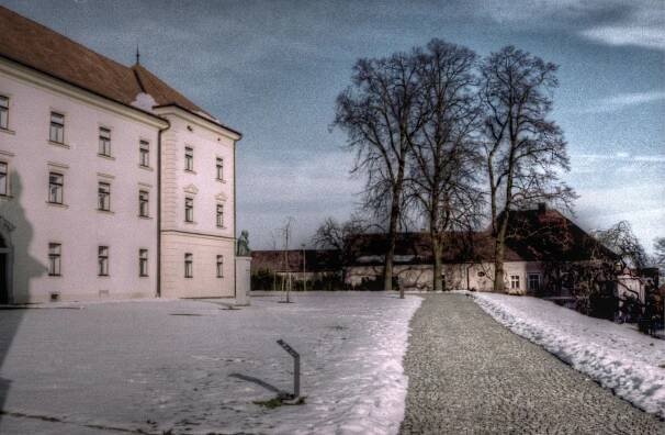 Južné krídlo zámku a parčík, ktorý oddeluje zámocký areál od námestia Slobody