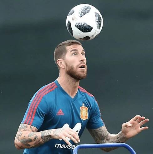 Sergio Ramos (Španělsko). Jestli je tento španělský reprezentant v životě stejný rebel jako na hřišti, raději si nechceme představovat, jak to musí mít se ženami.