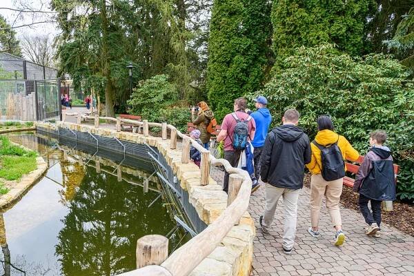 Narvané parkoviště, fronty před vstupem. Safari park přilákal přes 3 tisíce lidí