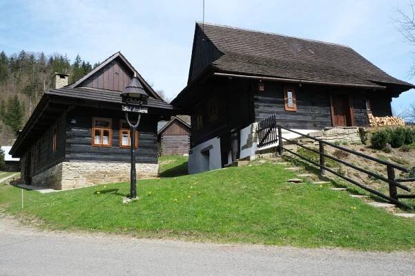 Sháněli chalupu, koupili a opravili valašské dřevěnice. Bydlí v nich jako za stara