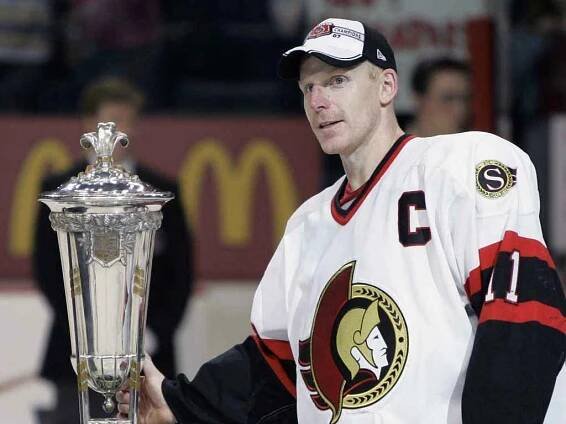 Daniel Alfredsson na archivním snímku z roku 2007. Po vítězném finále Východní konference NHL.