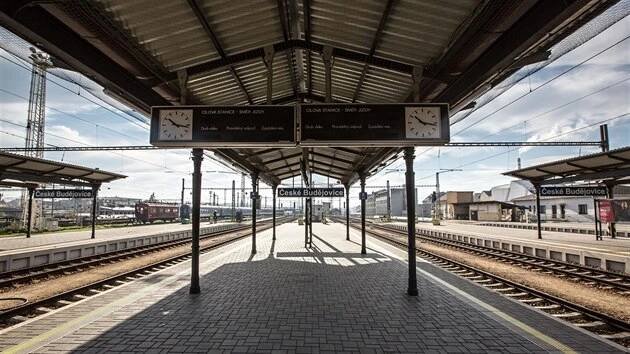 Vlakové nádraží České Budějovice. Nástupiště už je opravené, budova na rekonstrukci stále čeká.