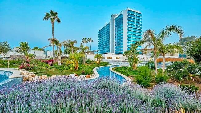 Mallorca: čtyřhvězdičkový hotel v centru letoviska, all inclusive, 3 bazény, letenka