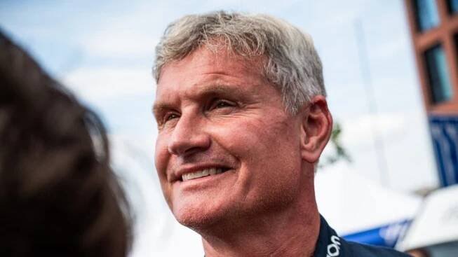OBRAZEM: Formule 1 v centru Prahy. Ulice metropole rozburácel Red Bull Showrun a David Coulthard