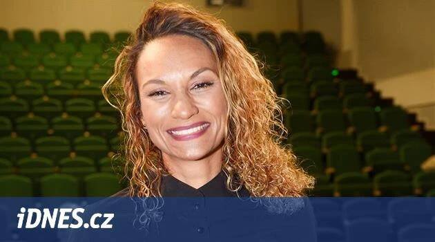 Se čtyřmi dětmi není žádný čas na hysterii, míní Lejla Abbasová - iDNES.cz