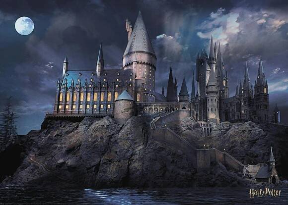 Plakát s nočním pohledem na hrad Bradavice z Harryho Pottera s velkým měsícem a osvětlenými okny.