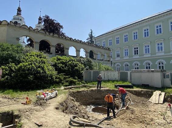 Do krnovské kašny s Neptunem se vrátí život