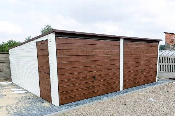 Plechová garáž 6x6m, spád dozadu, 2x výklopná vrata tmavý ořech bílá dveře Značka žádná značka