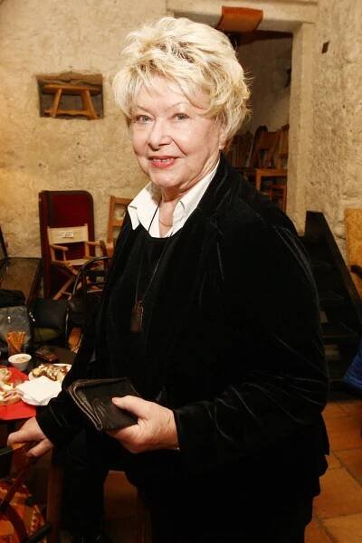 Alena Vránová ve společnosti.