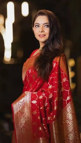 Sonalee Kulkarni shines in Red Banarasi saree