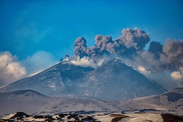 Bouřící Etna poutá pozornost. Turisté blokují místní ulice a riskují zdraví