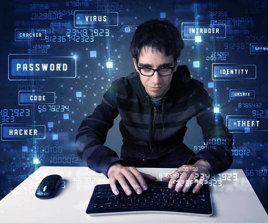 Programování hackerů v technologickém prostředí s kybernetickými ikonami — Stock obrázek