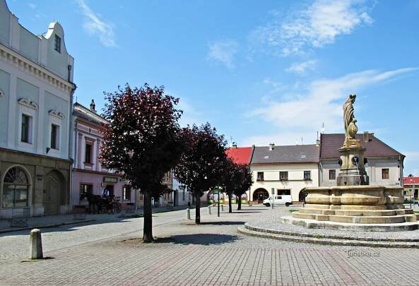 Historická kašna na náměstí v Tovačově