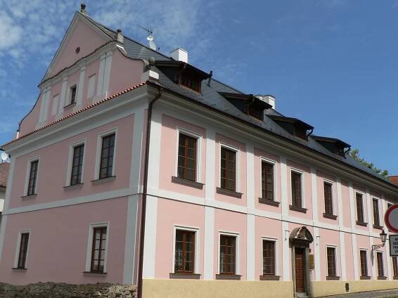 Fotogalerie Klatovy, město pod Černou věží. - Klatovy, vchod do kostela Narození P. Marie - č. 362811 | Turistika.cz