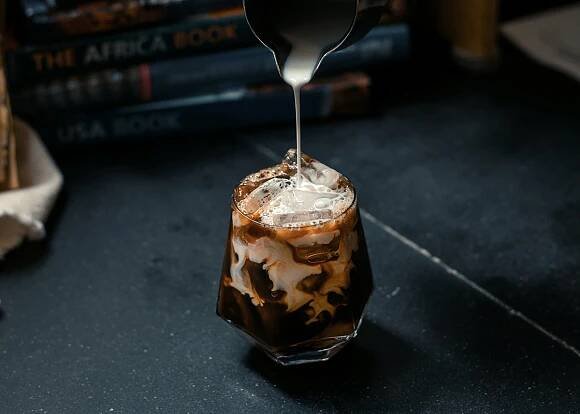 Příprava Cold Brew Kávy: Váš Kompletní Průvodce pro Vynikající Ledovou Kávu