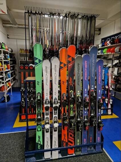 Půjčovna lyží a snowboardů