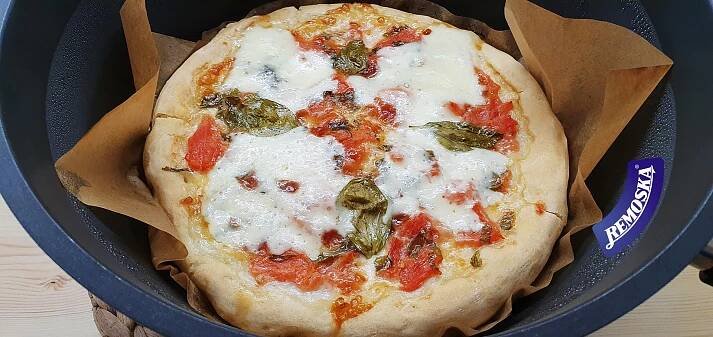 Pizza Margherita (pečená v remosce)