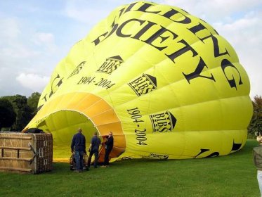 Horkovzdušný balón se částečně nafoukne studeným vzduchem z benzinového ventilátoru před použitím propanových hořáků ke konečnému nafouknutí.