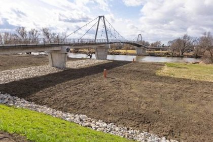 Foto: Nový cyklomost cez rieku Morava za viac ako 5 miliónov je dokončený, otvoria ho v máji