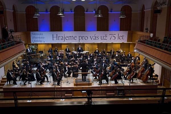 Moravská filharmonie Olomouc s Tomášem Netopilem: poutavý koncert s několika nehudebními otazníky – KlasikaPlus.cz