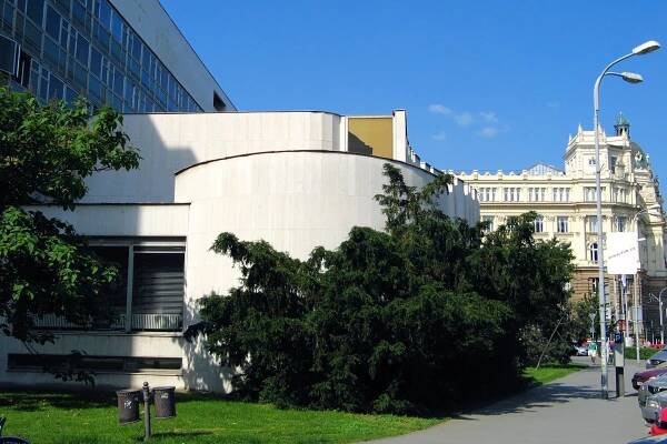 Soubor:Sál Břetislava Bakaly, Brno Žerotínovo náměstí 2.jpg – Wikipedie