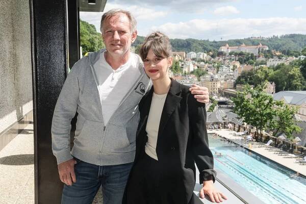 Setkání tvůrců s novináři na Mezinárodním filmovém festivalu Karlovy Vary 10. července 2025 v hotelu Thermal - Martin Finger, Ema Klangová Businská - Kouzlo derby - Z akcí