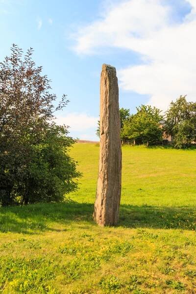 Soubor:Kladruby u Libice nad Doubravou novodobý menhir.jpg