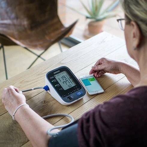 Obrázek 2. produktu Omron M7 Intelli IT s AFib digitální tonometr + zdroj