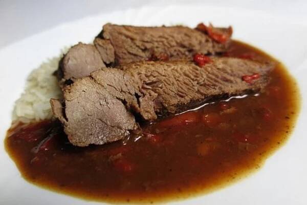Recept ze zvěřiny - Kýta z divokého prasete s paprikou a rajčaty