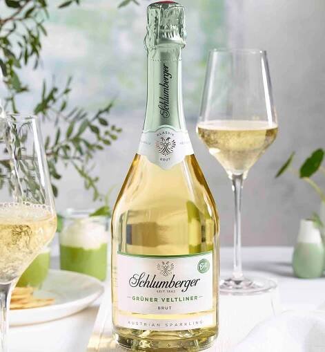 Schlumberger Grüner Veltliner in Bio Qualität mit eingeschenkten Gläsern