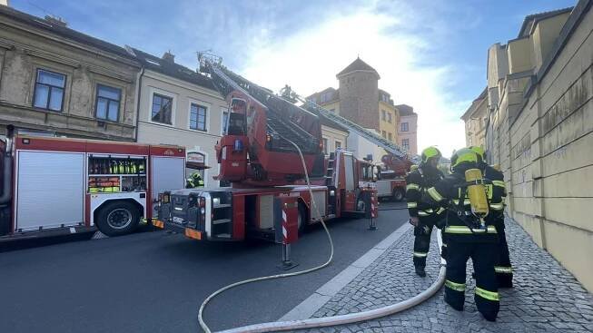 V historickém centru Hradce Králové hoří podkroví domu - Novinky