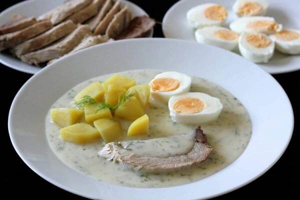 Koprová omáčka ze zakysané smetany s vařeným vepřovým - FreshBites.